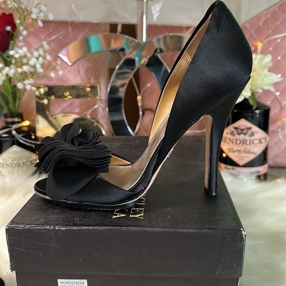 Authentic BADGLEY MISCHKA BLACK SATIN ROSETTE OPEN TOE HEELS SIZE 7 - Picture 6 of 10